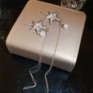 Detailaufnahme von funkelnden Strass-Stern-Haarnadeln mit eleganten Perlenquasten