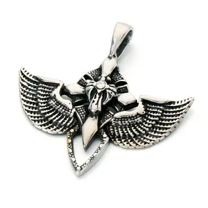 Colgante de ángel caído gótico de acero inoxidable con alas detalladas y cruz de espada.