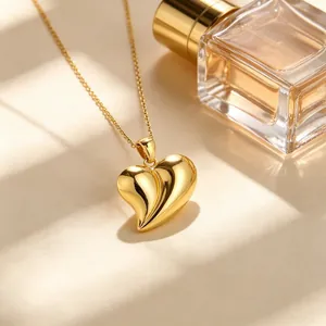 Détail macro d'un collier pendentif coeur 3D plaqué or 18 carats avec finition polie élégante.