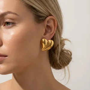 Détail de grandes boucles d'oreilles cœur en acier inoxydable plaqué or 18K