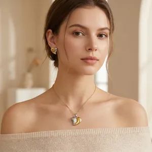 Gros plan d'un mannequin femme portant un collier cœur bicolore et des boucles assorties