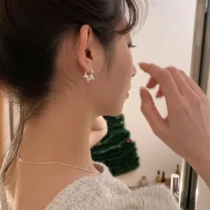 Élégantes boucles d'oreilles créoles étoiles en argent au design minimaliste et unique