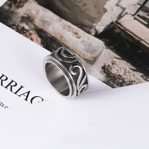 Anello vintage rotante in acciaio al titanio da uomo con motivo a vortice inciso