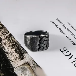Vintage titanium steel ring with unique cracked lightning texture for men's fashion