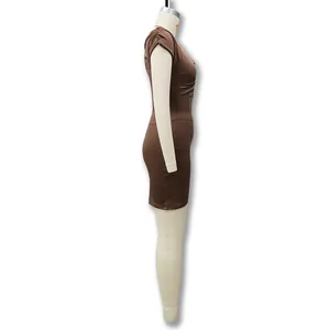 Vue latérale d'une mini robe moulante marron sans manches sur un mannequin de couture.