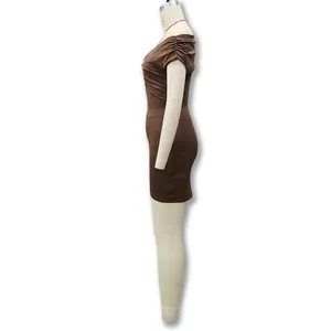 Vue latérale détaillée d'une mini-robe marron moulante à épaules dénudées sur un mannequin