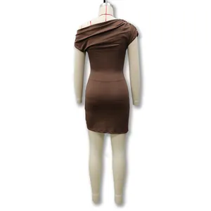 Vue arrière d'une robe mini moulante marron sans manches à épaules dénudées sur mannequin
