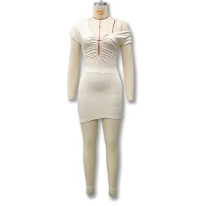 Robe courte moulante sans manches crème avec col en V froncé sur un mannequin
