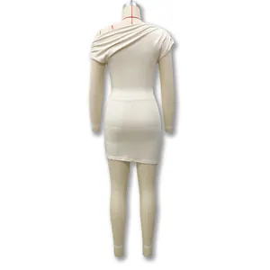 Vue arrière détaillée d'une mini robe moulante blanc cassé à une épaule sur mannequin