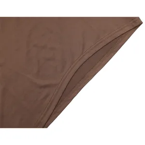 Gros plan de la couture de l'ourlet et de la texture d'une robe moulante marron sans manches.