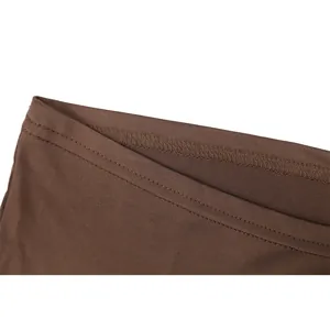 Gros plan détaillé des coutures professionnelles sur une robe marron sans manches