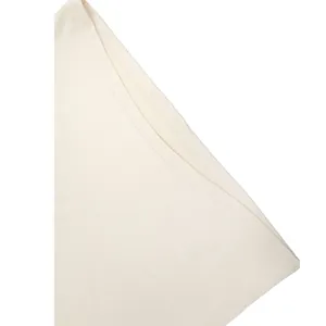 Détail de la couture à double aiguille sur une mini robe moulante blanc cassé