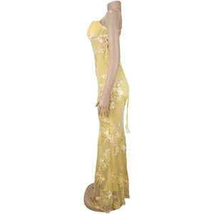 Elegante abito da sera giallo con applicazioni in pizzo floreale visto di profilo laterale