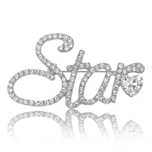 Élégante broche lettre Star argentée avec cristaux étincelants et une pierre en cœur