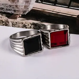 Anello da Uomo in Acciaio Inossidabile Con Intarsio in Strass Quadrato Rosso Nero Lucido Retro Hip Hop Anello Geometrico Uomo