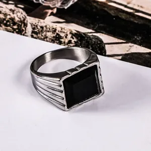 Anello hip hop in acciaio al titanio con grande pietra nera quadrata stile vintage