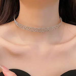 Elegante collana girocollo in maglia metallica a pieghe dal design minimalista.