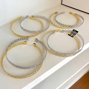 Elegante collana girocollo metallica intrecciata con finitura plissettata oro e argento donna.