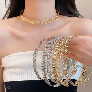 Dettaglio di eleganti collane choker a pieghe in oro e argento su modella