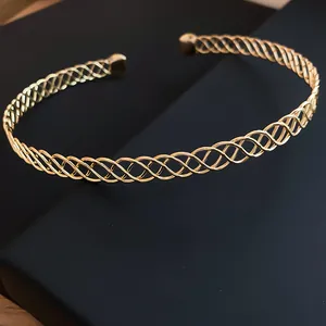 Dettaglio ravvicinato dell'elegante girocollo in metallo dorato intrecciato