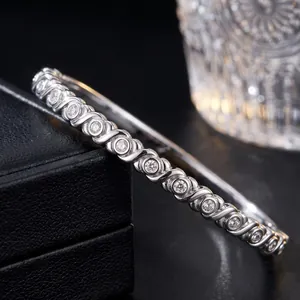 Vista dettagliata dell'elegante bracciale in acciaio al titanio con strass e fibbia