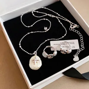 Conjunto de joyas vintage francesas con collar y pendientes de perlas barrocas de lujo