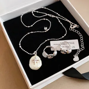 Elegante conjunto de collar con colgante de estrella de perla y pendientes en estuche.