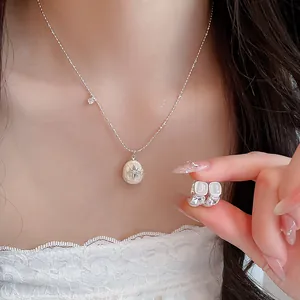 Primer plano de un elegante collar con colgante de estrella de perlas usado por modelo