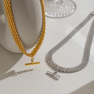 Dettaglio di collane in acciaio inossidabile intrecciato oro e argento con ciondolo a T.