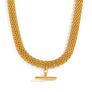 Elegante collana a maglia intrecciata placcata oro 18 carati con un chic pendente a T.