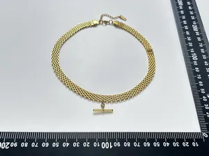 Dettaglio collana intrecciata oro con ciondolo a T e misure chiare di grandezza