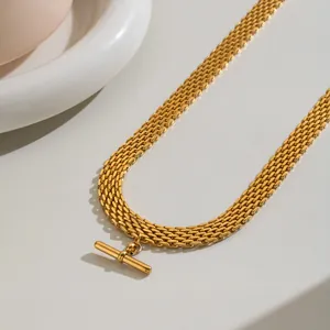 Primo piano di collana in acciaio inossidabile placcato oro 18K con pendente a barra T