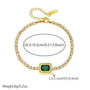 Gedetailleerd overzicht van goudkleurige stalen armband met groene zirkoon en maatgegevens.