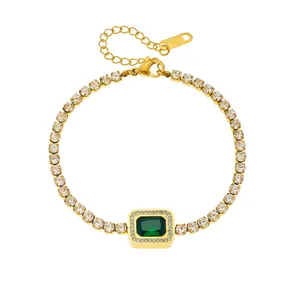 Detailopname van een vintage vergulde armband met vierkante groene zirkoon en strass