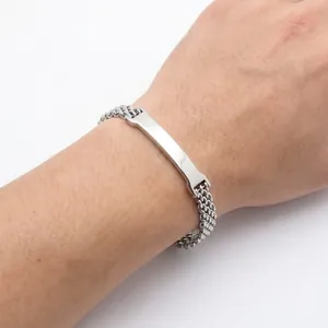 Einfaches silbernes Edelstahlarmband mit gravierbarer polierter gebogener ID-Plattenkette.