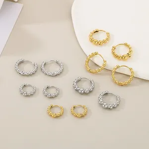 Créoles minimalistes en acier inoxydable avec motif perles texturées en or et argent.