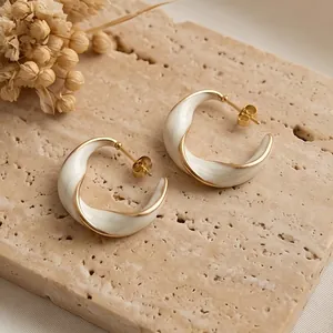 Eleganti orecchini a cerchio a C ritorti in smalto placcati oro 18K su fondo pietra
