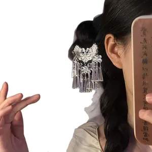 Grande pince à cheveux papillon argentée avec glands de fleurs en style chinois classique.