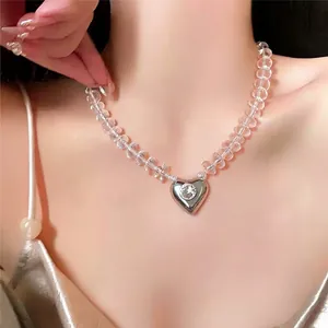 Elegante transparente Perlenkette mit silbernem Herzanhänger minimalistischer Schmuck
