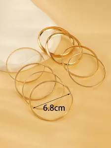 Vue détaillée de l'ensemble de bracelets dorés avec une mesure de 6,8 cm de diamètre.