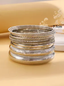 Vue détaillée d'un ensemble de bracelets joncs argentés multicouches avec strass