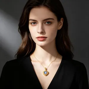 Modèle élégant portant un pendentif cœur vintage en acier inoxydable plaqué or 18 carats bleu