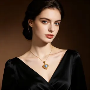 Gros plan détaillé d'un collier vintage plaqué or 18 carats avec pendentif cœur en zircon bleu