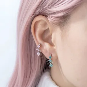 Elegantes pendientes de aro de plata con dijes de flores de circonita rosa y azul para mujer