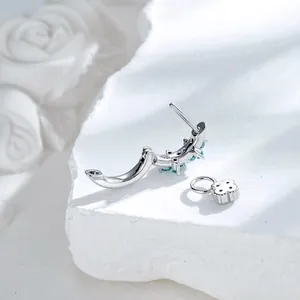 Elegante pendiente de aro de cobre con circón azul y amuleto de flor desmontable