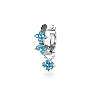 Pendiente de aro plateado con flores de circón azul, diseño minimalista elegante.