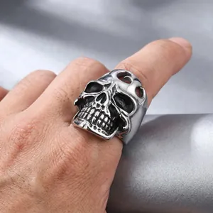 Gedetailleerde close-up van een heren punk ring van titanium staal met vlammend schedelontwerp.