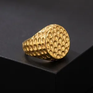 Vintage punk herenring van roestvrij staal met gehamerde gouden textuur en koepel