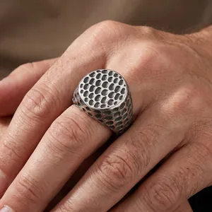 Vintage punk gezegelde ring van roestvrij staal voor heren met gehamerd patroon