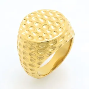 Vintage punk stijl gouden ring van roestvrij staal met gehamerde textuur mannen